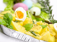 Салат из молодого картофеля с зеленью и яйцом