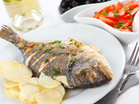 Запеченная рыба с лимоном и оливками