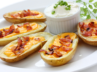 Запеченный картофель с сыром и беконом