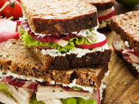 Сэндвич с курицей и редисом