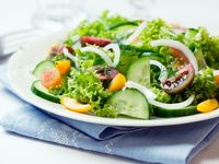 Салат из огурцов с помидорами и луком