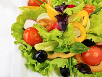 Салат из сладкого перца с помидорами и маслинами