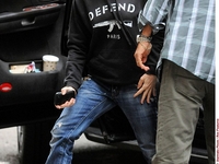 Мадонна пришла в церковь без макияжа, но с ружьем