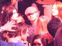 Леонардо ДиКаприо развлекается в ночном клубе в компании девушек