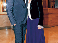 Иван Ургант подарил жене диадему с драгоценными камнями