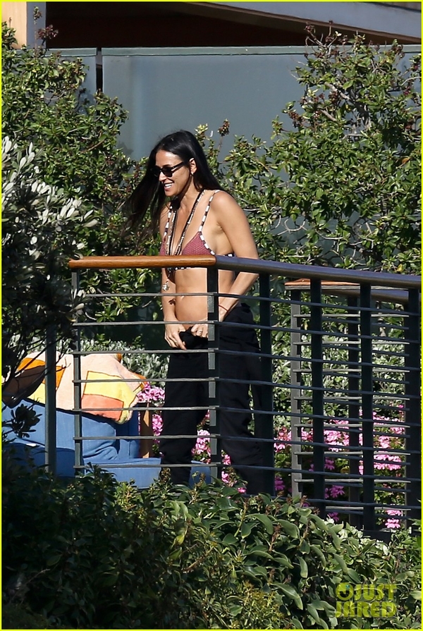 Деми Мур показала фигуру в бикини