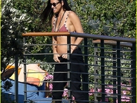 Деми Мур показала фигуру в бикини