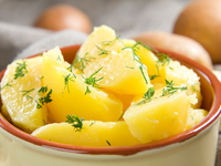 Салаты из молодого картофеля: ТОП-3 рецепта