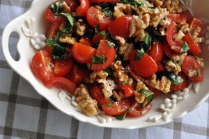 Как приготовить салат из помидоров с орехами (ВИДЕО)