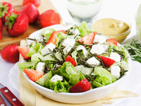 Салаты из клубники: ТОП-5 рецептов