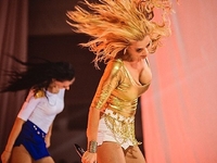 Татьяна Котова показала грудь на концерте