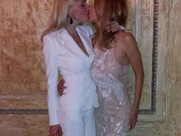 Жена мэра Харькова выложила в Сеть фото своего лейсбийского поцелуя