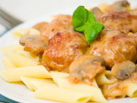 Тефтели из индейки с грибным соусом