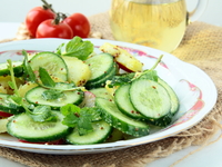 Салат из огурцов, редиса и молодого картофеля