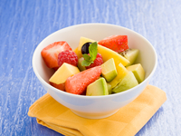 Летний салат из клубники, манго и киви