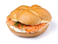 Сэндвич с лососем и сливочным сыром