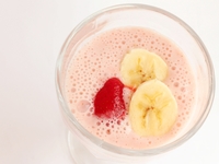 Клубничный смузи с бананом