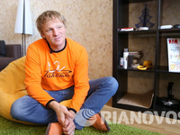 Капитан команды КВН Уездный город открыл двери своей квартиры