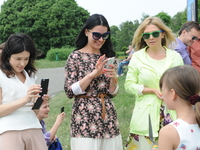 Звезды открыли скульптуру  героини шоу Cirque du Soleil