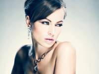 Как подобрать ожерелье к наряду с декольте