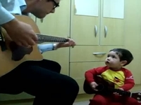 Двухлетний малыш поет Beatles под гитару (ВИДЕО)