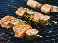 Семга-гриль на шпажках с чоризо и белой фасолью