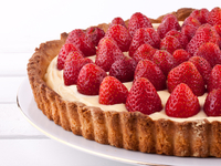 Пирог с заварным кремом и клубникой