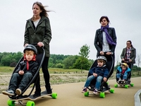 Между скейтом и коляской: Новое устройство для прогулок с ребенком (ВИДЕО)