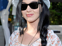 Лучшие идеи причесок на пляж от звезд