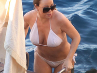 Мэрайя Кэри показала пышные формы на пляже