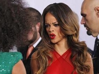 Во время концерта Рианна ударила поклонника микрофоном