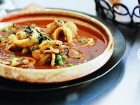 Кальмары с зеленым горошком