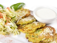 Оладьи из кабачков с чесноком и базиликом