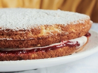 Торт Виктория с клубничным джемом