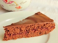 Шоколадный торт с глазурью и клубничным джемом