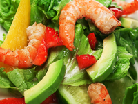 Салат из креветок с клубникой