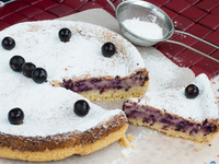 Пирог с творогом и черной смородиной