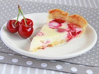 Пирог с вишней и сметанной заливкой