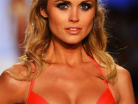 ТОП-10 причесок для пляжной вечеринки