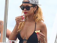 Рианна прилюдно потрогала ягодицы Кары Делевинь