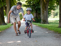 Как научить ребенка ездить на велосипеде