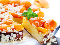 Творожная запеканка с абрикосами и миндалем