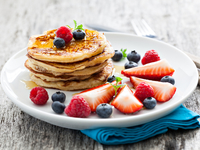 Оладьи с летними ягодами: Три вкусных идеи