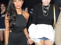 Много тела: Майли Сайрус в слишком коротких шортах показала лишнее