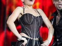 44-летняя Варум вышла на сцену в прозрачных лосинах и корсете