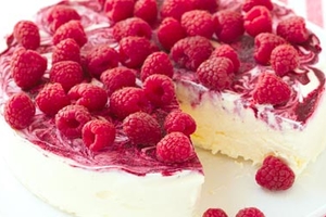 Как приготовить малиновый торт-мороженое (ВИДЕО)