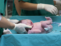 Женщина доносила и родила здорового малыша, не выходя из комы