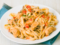 Макароны с курицей и помидорами