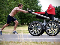 Как выглядит детская коляска, которую приятно возить мужчинам (ФОТО)