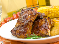 Свиные ребрышки на гриле с кукурузой